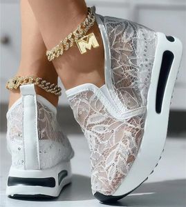 Klänningskor Kvinnors sneakers Floral Brodery Mesh Sneakers för kvinnor glider på avslappnad comfy heeled Shoes Woman 230830