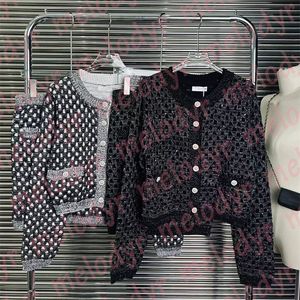 Luxury Dress Set Women Sticked Cardigan Sexiga kjolar Set Autumn Designer Långärmningskunnor Topp Slim kjolar