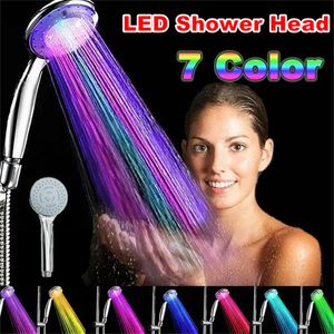 Cabeças de chuveiro de banheiro 7 cores LED cabeça de chuveiro romântica mudança automática de cor LED cabeça de chuveiro economia de água bico de spray portátil fornecimento de banheiro 230831