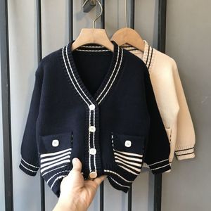 Pullover barns pojke casual tröja rand tryckt stickad cardigan för barn höst varma barn outwear söt jacka småbarn 230830