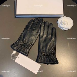 Man Woman Five 23ss Fingers Girl Designer Leather Gloves for Women Small Bow Decoration Mittens Winter Warm Gift Including Brand Box Unise