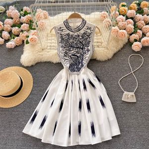 Ny modebanan Summerklänning Kvinnors ärmlös Stand Collar Floral Embroidery Elegant High midjextlåsare Mini Vestidos 202274G