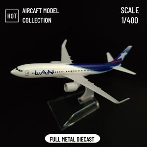 Flygplan Modle 1/400 skala Chile Lan Latam Airlines Aircraft Model Aviation Diecast Miniature Plane Toys for Children Boys Birthday Present 230830