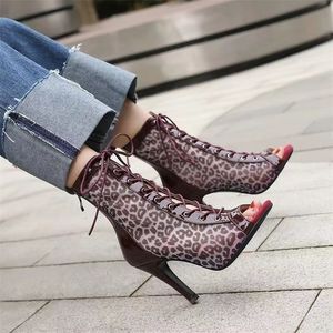 Sandaler 2023 Kvinnor Fashion Leopard Open Toe High Heels Dancing Shoes Comfort Zipper Peep Sexy Summer L230830