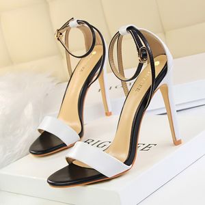 Ny mode en knapp Högklack Sandaler Kvinnor Thin Heel Open Toe High Heels Sexig nattklubb Kvinnor STORLEK 35-40