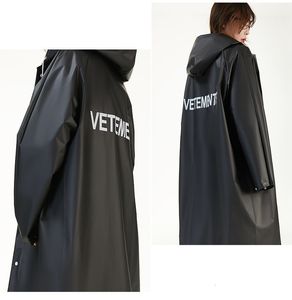 Men's Trench Coats Vetements Season 6 Classic Outdoors Raincoat Fashion Brand Back Letter Men Women Loose Coat 230831