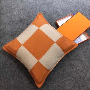 Designer Wool Pillow Fall för soffa Cashmere PillowsLip Famous Letter Western Casual Room Decor Multi Color Creative Cushion PillowCover Checkered S04