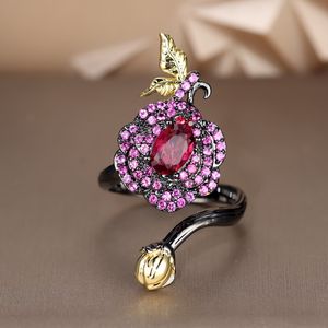 Fedi nuziali Fascino Rosa Pietra rossa Grandi anelli di fiori per le donne Colore oro nero Femminile Lusso Zircone Anello da cocktail Fedi nuziali Gioielli per feste 230831