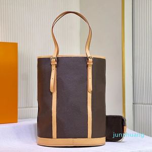 Tasarımcı -Olukalı torba namlu çanta klasik mektup alışveriş tote çantaları metal donanım zinciri fermuarlı cüzdanlar büyük kapasiteli seyahat torbası ayarlanabilir kayış çantası