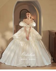 2023 Romantisches Ballkleid-Hochzeitskleid, gerüschtes Organza, herzförmiger Ausschnitt, asymmetrische Taille, Satin-Hochzeitskleider, versandfertig, langes Satin-Prinzessin-Brautkleid