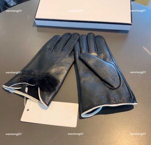 23SS Designer Girl Five Fingers Gloves Leather Gloves For Women Söta päls Ball Decoration Mittens Winter Warm Gift Inklusive Brand Box