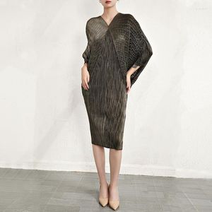 Casual Kleider Frauen Kleid Herbst 2023 Hohe Qualität V-ausschnitt Batwing Ärmeln Stretch Miyake Gefaltetes Festes Farbe Midi