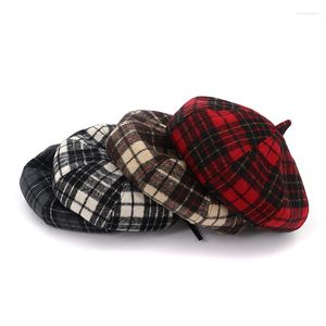 Berets 2023 Autumn Fashion Casual Artist Cap Black Grey Red Khaki Vintage Winter Plaid Basker Hattar för kvinnors ullblandning Octonal Caps