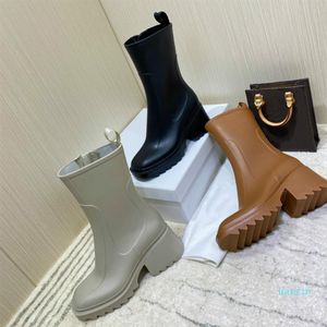Vrouwen Betty PVC Rainboots Mashions Rubber Dikke Dikke Soled Half Boot Top Designer Ladies Platform Heel Fashion Boots228F