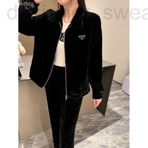 Damenjacken Designer PD23 Dreieck Schwarzer Samt Freier Anzug Jugendliche Hals -Sport -Strickjacke mit weitem Bein Hosen PGE4 Reduziert