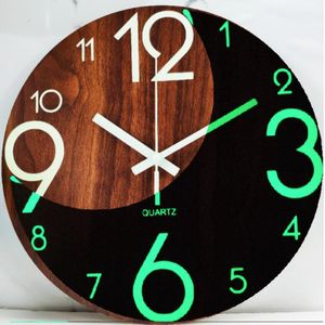 壁の時計クリエイティブな木製の明るい壁時計レトロな暗い光る数字を吊るすスリエントナイトライトウォッチリビングルームの装飾ベッドルー230301
