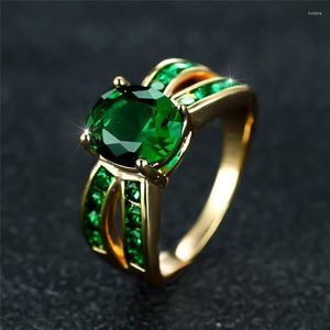 Bröllopsringar lyxiga kvinnliga kristall ovala ihåliga ring charm guld färg engagemangdumlig grön zirkon för kvinnor