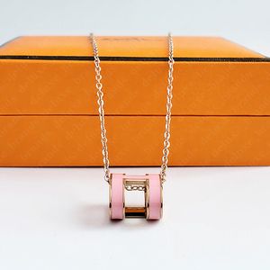 Designer klasyczny luksusowe naszyjniki wisiorek kobiety 316L Rose Gold Letter Naszyjnik Luksusowy projekt biżuterii