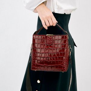 Вечерние сумки в стиле сумочки летние патентные кожа крокодиловый рисунок сумочка на плечах мессенджерный ковш