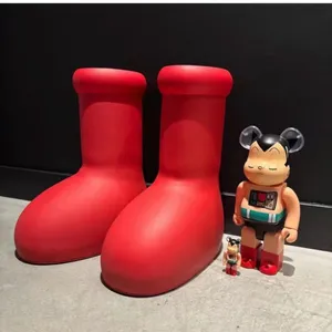 2023 MSCHF Män kvinnor Rain Boots Designers Big Red Boot Thick Bottom Non-Slip Booties Rubber Platform Bootie Fashion Astro Boy With Box