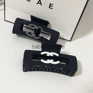 Clamps Luxury Barrettes Designer Womens Girls Hairpin Brand Classic Versatile Leisure Hairclips Fashion Black Shark Hairpin Hair Clips T230301