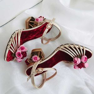 Klänningskor fretwork stil kvinnor guld sommar sandaler smal rem blommor dekor prom parti pumpar 5 cm fågelbur Hög klackar Sandalias Size4l230301