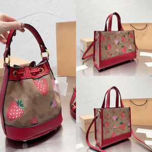 2024 Shoulder Bag Crossbody Designer Bags Handbag Women Elegant Strawberry Leather Bucket Bag Large Beach Totes Lady Purse 230223