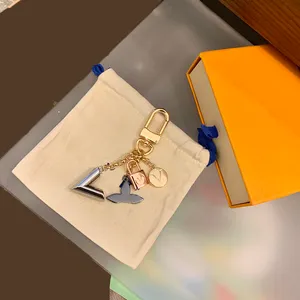 Luksusowy projektant brelok zawieszka w kształcie litery złoty klucz klamra odpinane breloki dla mężczyzn moda damska torba na klucze wisiorek z pudełkiem 013