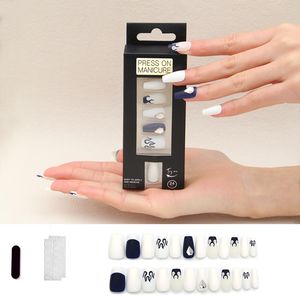 French Tip Press On Nails Medium Black Almond Fake Nails Kort återanvändbara falska naglar 24 Nagelsats med självhäftande flikar