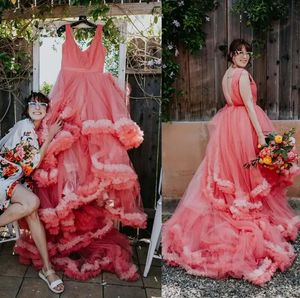 2023 Coral Pink A-Linie Brautkleider V-Ausschnitt Rüschen Clound Rock Zug Outdoor Country Garden Brautkleid Rückenfrei Vestido de Novia