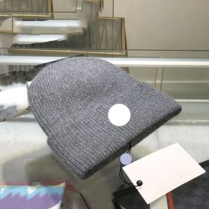 2023 Monclair Tasarımcı Fransa Kafatası Kapakları İşlemeli Rozet Erkek ve Kadın Yün İplik Şapkası Sıcak ve Soğuk Kanıt Beanie Çok Yönlü Kulak Koruma Örme Kış Hatsn1