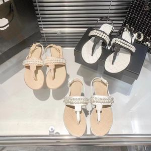 T Form Sandaler Kvinnor Flat Heel Designer Shoes Spring Summer Dimond Beach Shoes Top Leather Pearl Flip Flops Back Rem Buckle Outdoor Seaside Sexig Black White Pink