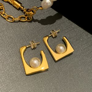 ins ce Geometric Square Metal Pearl Earrings Stud女性の新しいトレンドユニークなニッチデザイン925シルバーニードルジュエリーアクセサリー