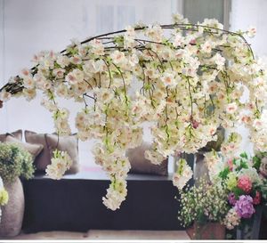 Kwiaty dekoracyjne 135 cm Fałszywe drzewo wiśniowe 4 widelca sztuczny kwiat jedwabny ślub Dekoracja ściany
