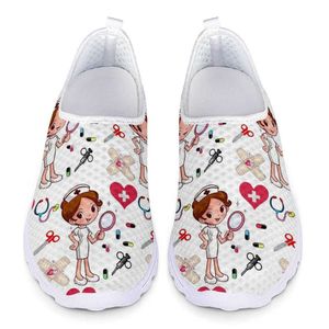 Vestido sapatos novos desenhos animados enfermeira doutor imprimido tênis tênis deslizam em sapatos de malha leves verão respirável sapatos zapatos planos l230302