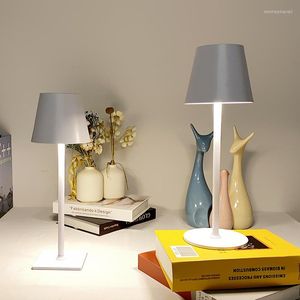 Lampade da tavolo Nordic LED Smart Lamp El Bar Ricaricabile Touch Desktop Light Protezione degli occhi Decorazione domestica in metallo