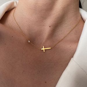 Delikat Petite Sideway Cross Halsband Pendant Kvinnor Rostfritt stål Tunnkedjelänk Kristna smycken