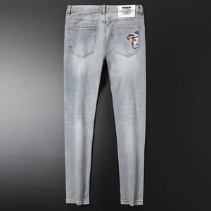 Projektant dżinsów męskich perforowany jasnoniebieskie dżinsy marka mody szczupła sprężyna i jesień haftowane spodnie męskie 8a3x 88ng