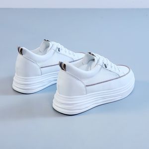 Sapato esportivo de moda nova feminina sapatos casuais tênis brancos mantinheiros de verão hollow hollow sceling sneakers 15