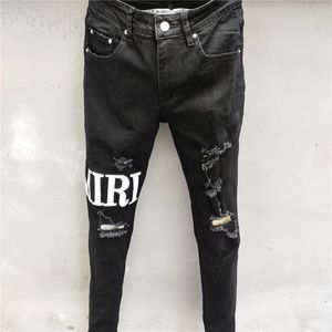 Jeans da uomo High Street Ricama Lettera Jeans Uomo Stilista Strappato Foro Jeans slim fit Pantaloni Hip Hop Dance Party Jeans neri Uomo 230302