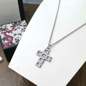 Designer naszyjnik luksusowy srebrny krzyż w zawieszek naszyjnik moda naszyjnik biżuteria dla mężczyzn kobiety