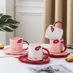 Koppar Saucers Creative Red Lip Coffee Cup med maträtt och guldsked Personlig keramisk teuppsättning Söt mjölkmuggbordsartiklar Rolig gåva till henne