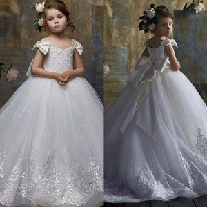 Flickaklänningar Elegant vit puffig tyllblomma för bröllop 2023 Princess Ball Gown Lace Appliques First Commonion Gowns With Bows