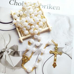 Naszyjniki wiszące katolickie naszyjnik różańca Matki Bożej Medal Crucifix krzyż biała róża akrylowe koraliki łańcuch kościelny prezenty biżuterii biżuterii