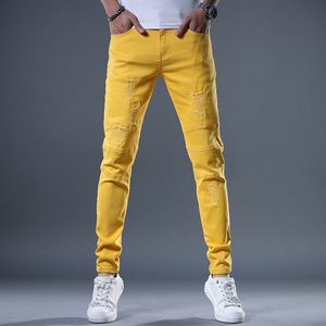 Herr jeans gula röda vita jeans män mode smala passform raka byxor sommar streetwear rippade lapp denim byxor 230302