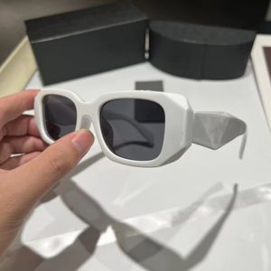 Projektanci mężczyźni okulary przeciwsłoneczne dla kobiet rama pc czarna biała klasyczne okulary o małej ramy