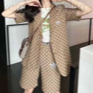 デザイナーの女性のブレザー服