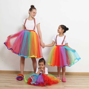 スカート新しい家族の親子の女の子スーツパフ5レイヤーパーティーダンスのためのTutu Tulleスカート大人のレインボーサスペンダーガーゼスカートT230301