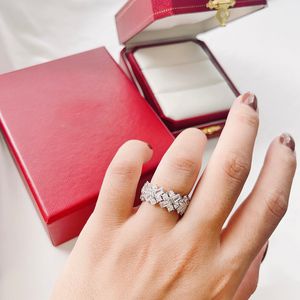 Дизайнерское кольцо Роскошные кольца для женщин Посеребренное кольцо с тремя рядами бриллиантов Квадратный бриллиант Подарок высшего уровня Повседневная модная вечеринка Очень блестящая