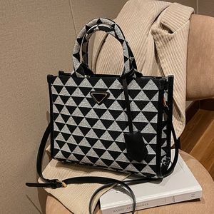 Prade sembolü işlemeli kumaş büyük tote çanta omuz çantası geometrik siyah ve beyaz renk eşleşen saffiano deri dekorasyon totebag kadınlar için 28x22x7cm